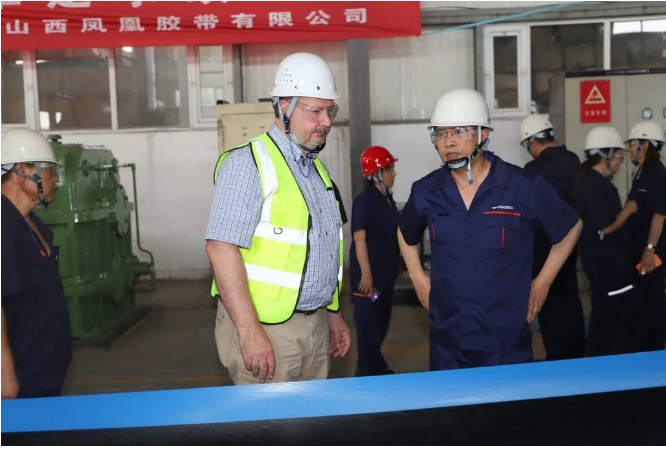 康迪泰克集團(tuán)亞太工業(yè)解決方案事業(yè)群運(yùn)營負(fù)責(zé)人Frank Riechers和運(yùn)營財務(wù)控制負(fù)責(zé)人Chris Heelan到山西鳳凰膠帶有限公司黎城西仵生產(chǎn)基地進(jìn)行實(shí)地考察和調(diào)研。