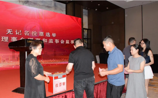 在第二階段的商會四屆一次理事會、監事會會議中，代表們進一步審議通過了第四屆理事會、監事會選舉辦法，其中包括選舉產生第四屆理事會會長單位、副會長單位、理事單位以及監事長和秘書長名單。投票結果由大會總監票人宣布。