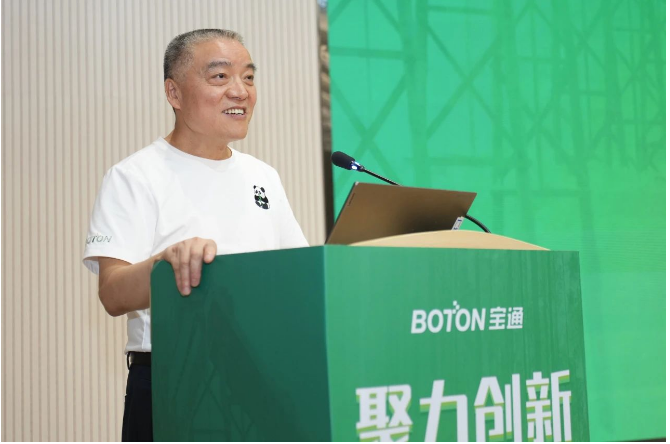 寶通科技董事長包志方在致辭中強調(diào)了寶通在全球化戰(zhàn)略下取得的成就和全球合作的重要性。他指出，可持續(xù)發(fā)展已成為寶通使命的核心要素和戰(zhàn)略的重要組成部分。在講話中，包總還談到了全球氣候變化、資源短缺等挑戰(zhàn)，以及政府和國際組織對可持續(xù)發(fā)展的重視。他強調(diào)了供應鏈可持續(xù)發(fā)展的重要性，強調(diào)只有與所有利益相關方一道，齊心協(xié)力，深度協(xié)同，互相賦能，以更可持續(xù)的科技與商業(yè)行為，才能提升供應鏈整體質(zhì)量，開創(chuàng)更新的格局。