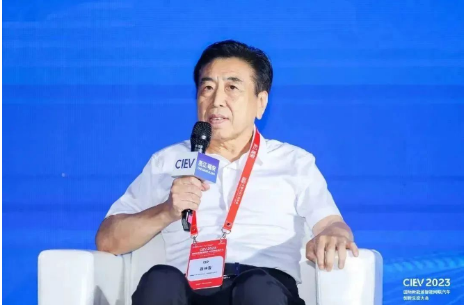 除袁仲雪外，賽輪集團PCR配套總監(jiān)汪永祥也受邀參加了供應(yīng)鏈協(xié)同發(fā)展論壇等會議。這次大會為國際新能源智能網(wǎng)聯(lián)汽車產(chǎn)業(yè)領(lǐng)域的交流合作提供了難得的機遇，參會專家學者紛紛表示，將共同致力于推動新汽車產(chǎn)業(yè)的健康發(fā)展，為建設(shè)更加清潔、綠色的交通出行貢獻力量。