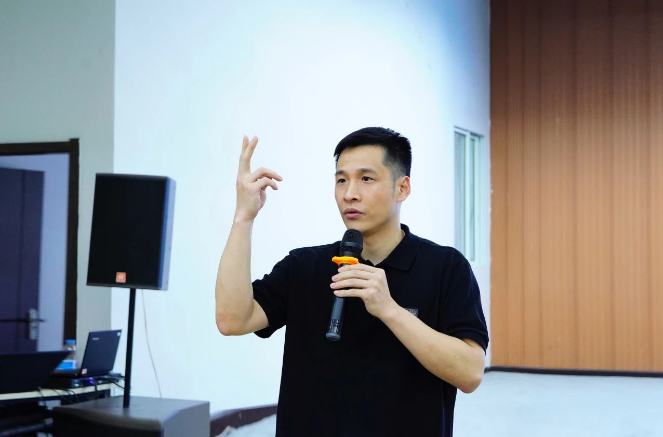 集團(tuán)輪胎事業(yè)部梅總在會(huì)上用實(shí)際業(yè)績(jī)數(shù)據(jù)肯定了各公司上半年的辛勤努力，同時(shí)明確指出了未來(lái)工作需要提升的方向和具體目標(biāo)。他強(qiáng)調(diào)要打開(kāi)和升級(jí)思維，多角度思考行動(dòng)，并在正確的方向中以激進(jìn)的方式去突破，找出更高效、更優(yōu)質(zhì)的工作方法。