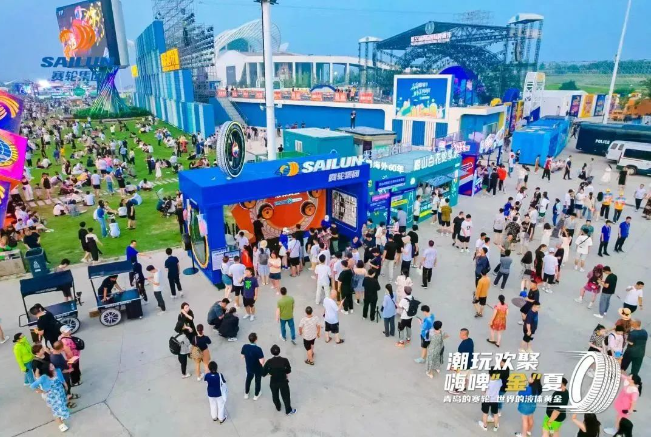 青島國際啤酒節(jié)一直以來都是青島的超級城市IP，也成為了亞洲最大的啤酒盛會。本屆啤酒節(jié)的主題是“開放”，與賽輪集團的品牌發(fā)展路徑相契合。二十余年來，賽輪集團始終以開放的姿態(tài)融入世界潮流，與全球接軌。誠邀各方游客來到賽輪集團嘉年華現(xiàn)場，一同與“自帶光環(huán)”的液體黃金輪胎相會，與來自五湖四海的好友舉杯，感受啤酒的激情、青島的熱情，以及賽輪集團的真情!