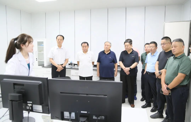 山東省道路運(yùn)輸協(xié)會(huì)會(huì)長(zhǎng)孫慶民攜帶代表團(tuán)一行訪問(wèn)賽輪集團(tuán)。賽輪集團(tuán)總裁謝小紅親自接待了這位重要的客人，并帶領(lǐng)他們參觀了集團(tuán)總部。
