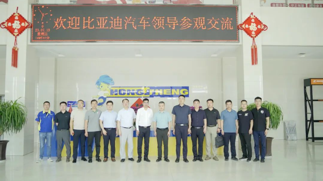 比亞迪集團領(lǐng)導團隊吳奕軍(比亞迪儲能及新型電池事業(yè)部副總經(jīng)理、戰(zhàn)區(qū)中心輪值總監(jiān))、侯鐸(比亞迪儲能及新型電池事業(yè)部戰(zhàn)區(qū)中心銷售總監(jiān))、車競(比亞迪儲能及新型電池事業(yè)部華中戰(zhàn)區(qū)銷售總監(jiān))、高麒斐(比亞迪儲能及新型電池事業(yè)部山東區(qū)銷售總監(jiān))、楊鵬強(比亞迪儲能及新型電池事業(yè)部解決方案經(jīng)理)，到華盛橡膠PCR工廠參觀交流，并就雙方在新能源汽車輪胎領(lǐng)域的合作進行了深入交流。
