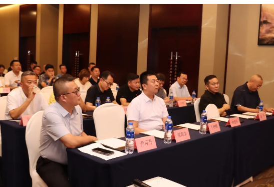 尹可升秘書長表示，“很榮幸能夠當(dāng)選分會的秘書長，首先我要感謝中國涂料工業(yè)協(xié)會，中國涂料工業(yè)協(xié)會藝術(shù)涂料涂裝分會以及新一屆的理事會，能夠得到你們的支持和信賴，我表示真摯感謝。”