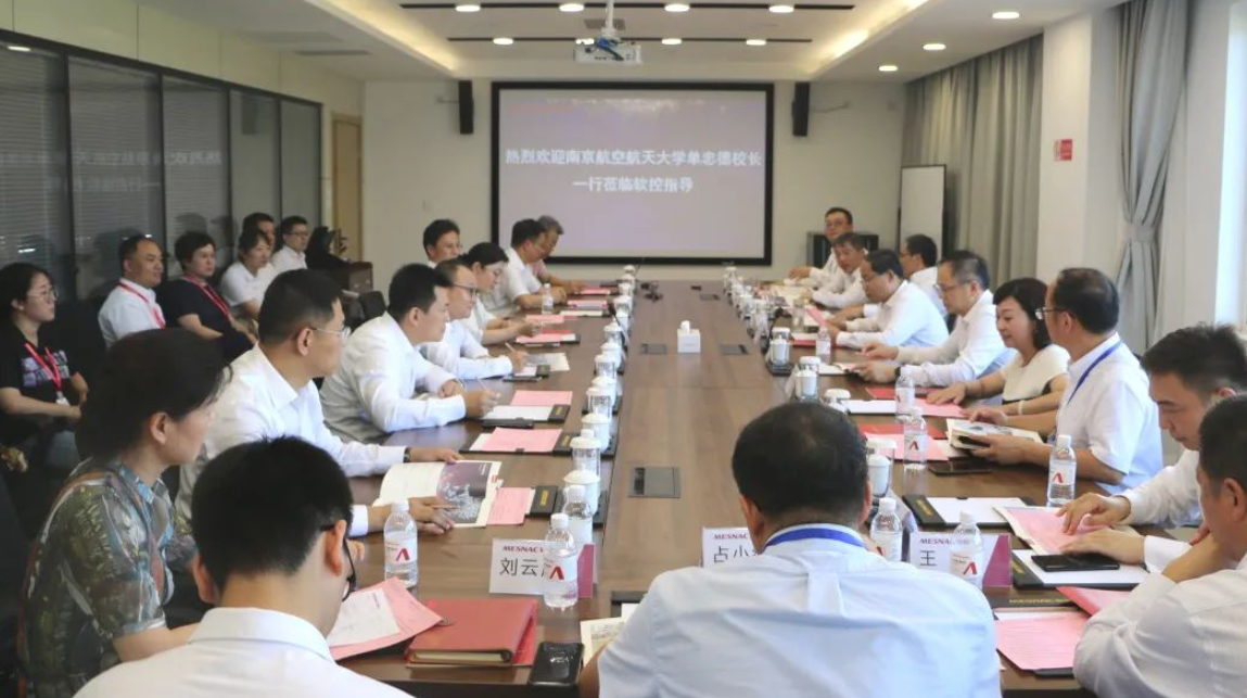 日前，中國(guó)南京航空航天大學(xué)校長(zhǎng)兼中國(guó)工程院院士單忠德一行蒞臨軟控股份有限公司(簡(jiǎn)稱：軟控)進(jìn)行參觀交流。軟控董事長(zhǎng)兼總裁官炳政與副總裁王志明等熱情接待了這次重要訪問。