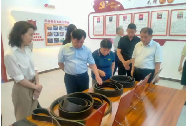 開封市政協(xié)副主席兼市財政局黨組書記、局長孫國才率領市政協(xié)代表團，共22人一行，蒞臨金久龍實業(yè)有限公司，深入調研該企業(yè)的發(fā)展狀況。陪同調研的還有縣政協(xié)副主席楊清泉及縣委統(tǒng)戰(zhàn)部有關負責人。