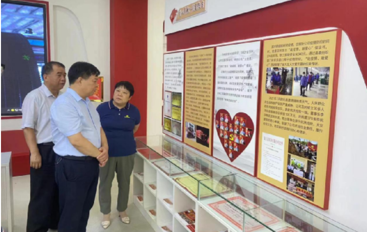 孫國才一行在參觀了金久龍公司的“五心先鋒”展廳后，聽取了該金久龍公司黨委書記兼總經理王運紅對企業(yè)情況的介紹，詳細了解了金久龍公司發(fā)展歷程、生產經營、技術創(chuàng)新以及人才需求等方面的詳細介紹。王運紅對金久龍公司取得的杰出業(yè)績感到自豪，并表示公司將堅持創(chuàng)新發(fā)展，為開封市高質量發(fā)展貢獻更大力量。