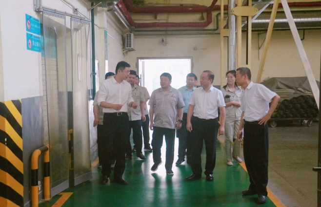 陜西省國資委黨委委員、副主任汪亮，二級巡視員白宏偉一行到陜西延長石油西北橡膠有限公司，開展了一次緊要的安全生產(chǎn)和生態(tài)環(huán)保專項督導(dǎo)調(diào)研。此次調(diào)研旨在深入了解西橡公司在安全生產(chǎn)和環(huán)保方面的情況，推動綠色低碳發(fā)展戰(zhàn)略的貫徹落實。