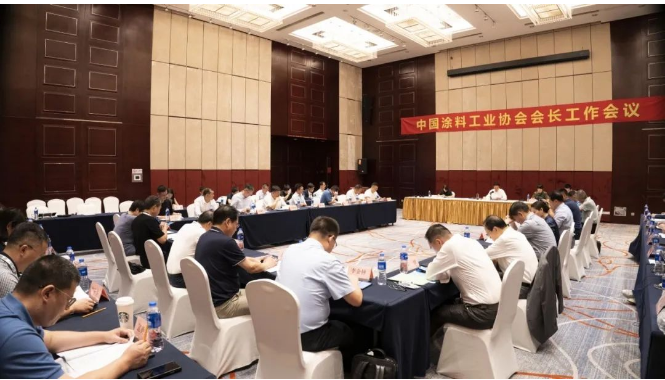 除劉普軍會長外，會議還吸引了中國涂料工業協會名譽會長孫蓮英、副會長丁艷梅以及秘書長劉杰的關注和參與。整個會議充滿了積極的討論和交流氛圍。