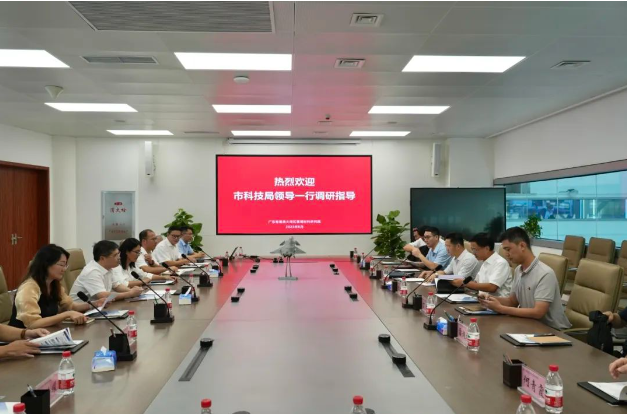 王桂林一行參觀了飛行起降動力學大裝置的核心設備，包括輪胎高加速試驗臺、道面環境模擬試驗臺、起落架擺振試驗臺以及飛行器落震試驗臺。他詳細了解了這些設備的安裝和調試進度，以及與之相關的科研進展和人才培養計劃。