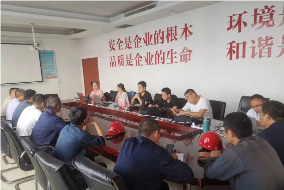 邯鄲黑貓公司特聘安全生產專家團隊前往公司，為其安全生產工作提供指導和幫扶。經過對現場生產車間的深入排查，公司在專家團隊的建議下，積極整改問題，進一步加強了安全管理和風險防控措施，以確保員工的安全和生產環境的穩定。