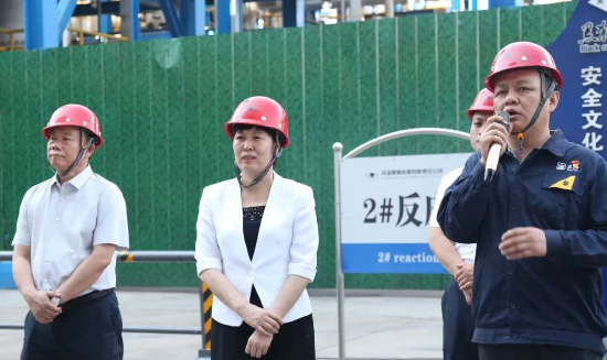 趙偉對(duì)崔市長(zhǎng)一行的到訪表示了熱烈的歡迎，并向調(diào)研團(tuán)隊(duì)詳細(xì)介紹了烏海黑貓的生產(chǎn)經(jīng)營(yíng)情況。他表示，烏海黑貓將認(rèn)真貫徹崔市長(zhǎng)提出的工作要求，確保企業(yè)今年的生產(chǎn)經(jīng)營(yíng)目標(biāo)得以順利完成。