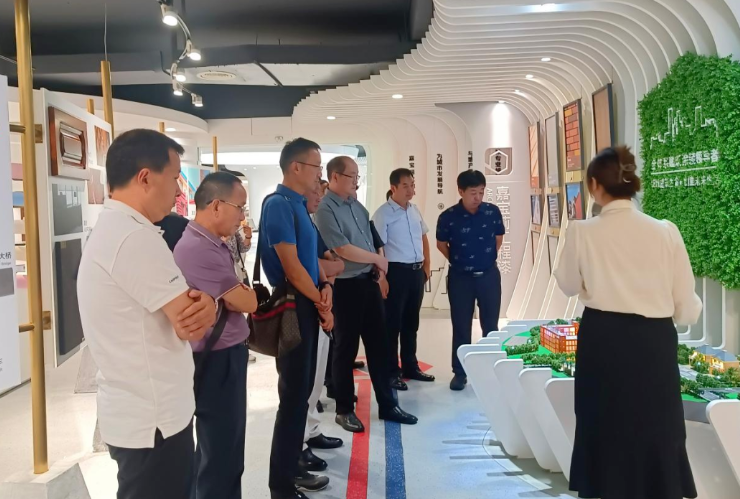 接著，代表團(tuán)參觀了嘉寶莉化工集團(tuán)，這家現(xiàn)代化高新技術(shù)企業(yè)專(zhuān)注于環(huán)保涂料的研發(fā)與創(chuàng)新，致力于為消費(fèi)者創(chuàng)造安全、健康、優(yōu)質(zhì)的產(chǎn)品。在座談交流中，嘉寶莉化工集團(tuán)的高管分享了公司的發(fā)展方向和數(shù)字化平臺(tái)建設(shè)經(jīng)驗(yàn)，與參觀團(tuán)成員就工業(yè)技術(shù)、銷(xiāo)售等進(jìn)行了深入交流。