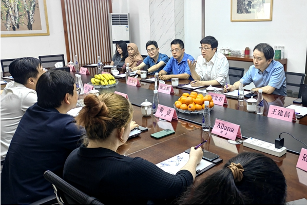 在座談交流中，楊水清董事長詳細介紹了公司發展狀況，并強調了與英國愛丁堡大學在新材料領域的合作進展。他表達了與高校合作的愿望，希望充分利用學科和人才資源優勢，實現合作共贏。