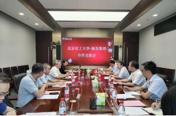 海南橡膠集團(tuán)總經(jīng)理、海南橡膠黨委書記艾軼倫率團(tuán)于8月15-16日前往北京先后與北京化工大學(xué)、北京橡膠工業(yè)研究設(shè)計(jì)院有限公司(簡(jiǎn)稱北橡院)舉行座談，圍繞人才引進(jìn)、人才培養(yǎng)、科研項(xiàng)目合作、產(chǎn)業(yè)轉(zhuǎn)型升級(jí)、參與天然橡膠產(chǎn)業(yè)創(chuàng)新聯(lián)盟等方面進(jìn)行深入交流，共謀合作新篇。