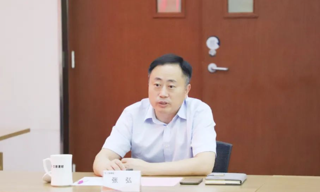 在會議上，北新防水副總經(jīng)理張弘回顧了北新防水的發(fā)展歷程和產(chǎn)業(yè)發(fā)展情況，并強調(diào)了雙方在價值觀和合作基礎方面的契合。他表示，雙方在新型綠色建材開發(fā)領域擁有廣闊的合作空間，希望通過此次戰(zhàn)略合作簽約，啟動一系列綠色產(chǎn)品開發(fā)項目，不僅加深雙方合作，更實現(xiàn)強強聯(lián)合、共同發(fā)展的目標。