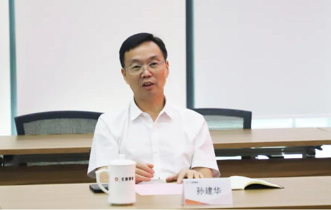 株洲橡膠院的孫建華也在會上介紹了該院的發(fā)展歷程、技術開發(fā)成果等。他指出，北新防水在資源整合、品牌塑造和市場推廣方面經(jīng)驗豐富，而株洲橡膠院在技術開發(fā)能力和成果方面頗具實力。雙方將以產(chǎn)業(yè)化前景明確的項目為切入點，實現(xiàn)資源共享，共同推動企業(yè)高質(zhì)量發(fā)展。