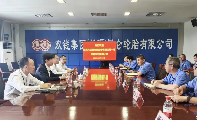 江蘇興達鋼簾線股份有限公司(簡稱江蘇興達)副總經(jīng)理兼營銷中心總經(jīng)理劉濤率領團隊于8月23日到雙錢集團(新疆)昆侖有限公司(簡稱雙錢昆侖)開展調(diào)研交流。