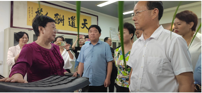 隨后，參觀團一同來到了萬通三樓的輪胎文化園。張秀麗通過生動的解說，展示了輪胎從生產(chǎn)到報廢的全生命周期和其所蘊含的價值。她特別強調(diào)了輪胎翻新的重要性，指出在循環(huán)經(jīng)濟中，輪胎翻新能夠發(fā)揮巨大作用，實現(xiàn)低碳減排和綠色經(jīng)濟的目標(biāo)。