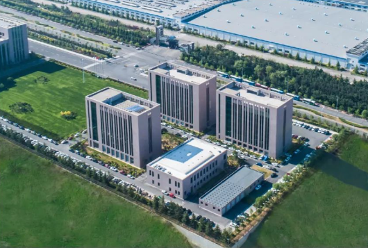 三角輪胎發(fā)布了2023年上半年的業(yè)績報告。數(shù)據(jù)顯示，上半年，三角輪胎實現(xiàn)了營業(yè)收入達(dá)到51.9億元，同比增長了21.5%;實現(xiàn)歸屬上市公司股東的凈利潤6.1億元，同比增長180%。