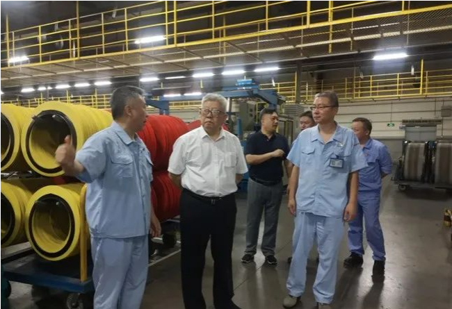 安徽省化工行業(yè)協(xié)會(huì)主任李朝東、會(huì)長(zhǎng)楊青元一行蒞臨雙錢集團(tuán)(安徽)回力輪胎有限公司實(shí)地調(diào)研。雙錢集團(tuán)(安徽)總經(jīng)理唐勇等人的熱情接待了來(lái)訪人員。