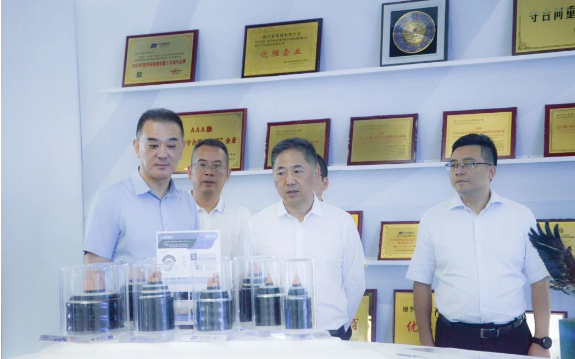 在萬馬創新園的展廳，宦金元副市長一行詳細了解了萬馬股份的發展歷程、核心業務、產業結構和產品優勢等。他們不僅聆聽了公司高管關于光伏項目的介紹，還觀看了相關的項目視頻。這次考察使他們對萬馬股份在新智造電纜領域的概況以及在企業綠色發展方面取得的成果有了更加具體的了解。
