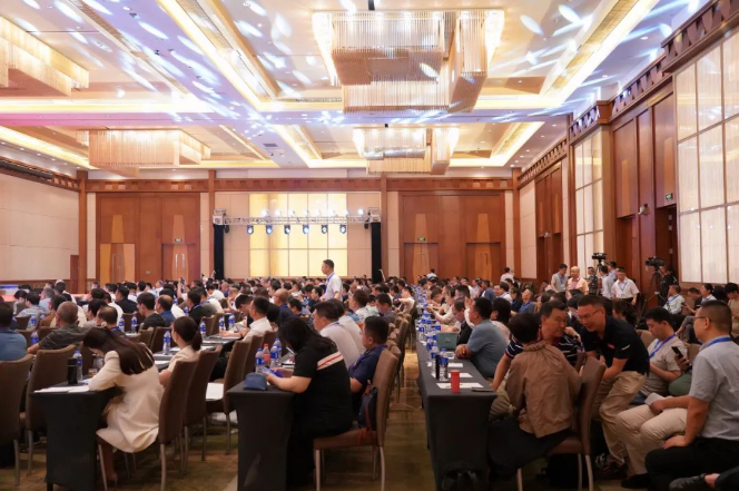 整個大會將持續(xù)至9月6日，同時，第十屆中國國際線纜及線材展覽會也在同期舉行，為行業(yè)內人士提供了深入交流和展示的機會。本次活動的舉辦將進一步促進電線電纜行業(yè)的交流合作，推動行業(yè)的持續(xù)健康發(fā)展。