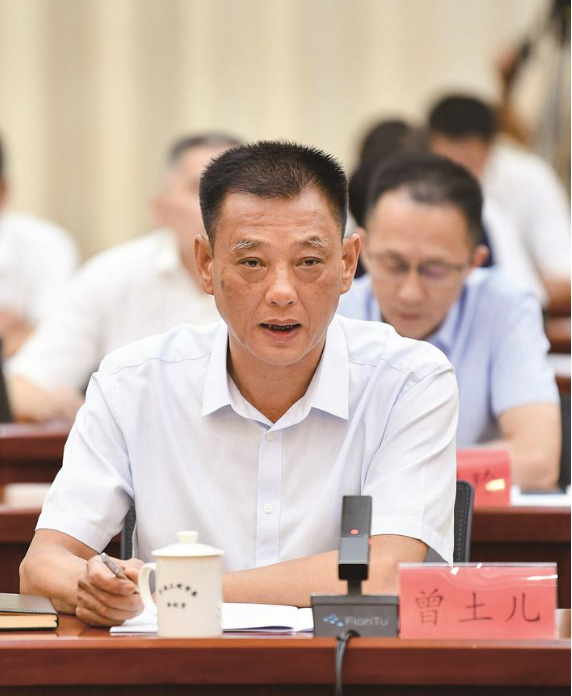 福建省三明市召開了一場民營經(jīng)濟發(fā)展座談會，旨在聽取民營企業(yè)對產(chǎn)業(yè)發(fā)展的意見和建議。在會上，三明正元化工有限公司的董事長曾土兒分享了該公司的發(fā)展歷程和關(guān)于白炭黑產(chǎn)業(yè)的見解。