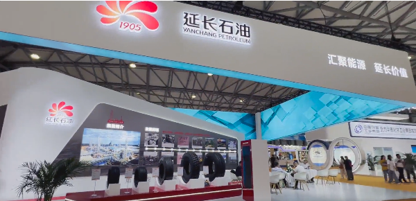 本次展覽會吸引了眾多橡膠行業的參展企業，其中陜西延長石油西北橡膠有限公司也受邀參展，他們的展區匯集了各類橡膠制品，包括子午線輪胎和飛機輪胎等。這些產品的獨特之處在于它們是由該公司自主研發和生產的，因此備受觀眾關注。