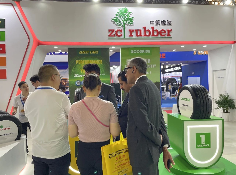 在為期三天的展會(huì)中，來(lái)自歐美、東南亞等多家客戶表達(dá)了強(qiáng)烈興趣，并與中策橡膠達(dá)成了合作意向。中策橡膠作為全球第九大輪胎制造商，不僅致力于輪胎細(xì)分品類的創(chuàng)新研發(fā)和精益生產(chǎn)，還通過(guò)多渠道銷售一體化發(fā)展，為全球消費(fèi)者提供豐富且優(yōu)質(zhì)的輪胎產(chǎn)品與服務(wù)。中策的高價(jià)值產(chǎn)品與服務(wù)已覆蓋近200個(gè)國(guó)家和地區(qū)，贏得了全球消費(fèi)者的歡迎與認(rèn)可。