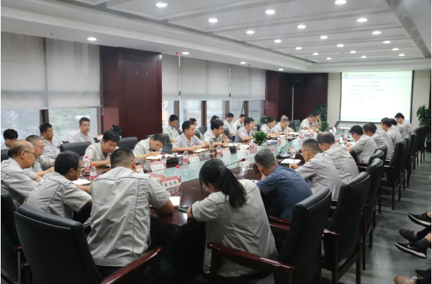 陜西延長(zhǎng)石油西北橡膠有限公司于9月11日召開(kāi)了9月份的工作對(duì)接會(huì)。會(huì)議由西橡公司副總經(jīng)理寧博主持，西橡公司總經(jīng)理兼黨委副書記張航偉也出席并發(fā)表講話。與會(huì)的還包括西橡公司領(lǐng)導(dǎo)班子成員和各單位各部門負(fù)責(zé)人。