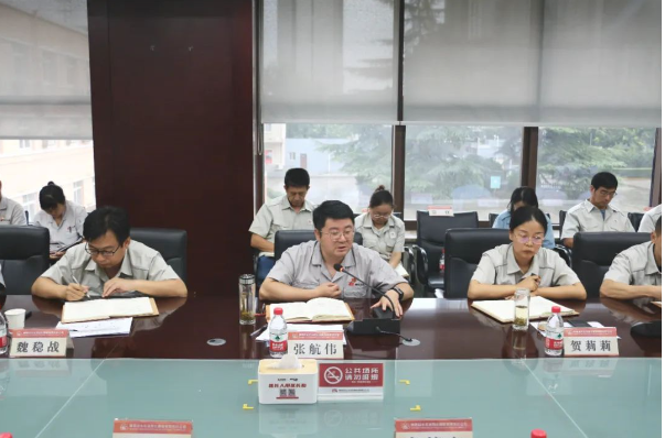 同時(shí)，會(huì)議強(qiáng)調(diào)了加快深化改革的步伐，通過(guò)頂層設(shè)計(jì)與基層探索相結(jié)合，制定改革計(jì)劃，解決體制機(jī)制問(wèn)題。還強(qiáng)調(diào)了黨建和生產(chǎn)經(jīng)營(yíng)的深度融合，通過(guò)主題教育等方式，推動(dòng)黨員干部發(fā)揮模范帶頭作用，關(guān)心員工生活，確保各項(xiàng)任務(wù)的順利實(shí)施。