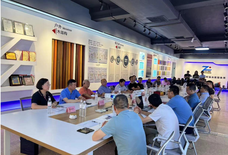 寧波涂協(xié)考察團來到了青島中氟氟碳材料有限公司，公司總經(jīng)理宋兆斌熱情歡迎了考察團。在座談交流會上，宋兆斌總經(jīng)理詳細(xì)介紹了公司的產(chǎn)品體系，包括FEVE水性氟碳涂料、油性氟碳涂料、UV光固化涂料等。他強調(diào)了公司在氟碳領(lǐng)域的深耕細(xì)作和標(biāo)準(zhǔn)的豐富經(jīng)驗，為行業(yè)內(nèi)其他企業(yè)提供了學(xué)習(xí)的機會。