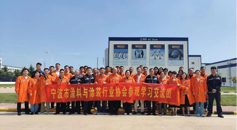 寧波涂協(xié)考察團蒞臨了中遠(yuǎn)佐敦船舶涂料(青島)有限公司，公司總監(jiān)徐繼偉熱情歡迎了考察團。在座談交流中，徐繼偉總監(jiān)介紹了公司的歷史和企業(yè)精神，以及企業(yè)管理、制度文化建設(shè)、物流管理、公益慈善、社會責(zé)任等方面的情況。汪立波會長和吳曉明秘書長向徐繼偉總監(jiān)一行的熱烈歡迎表示衷心感謝，佐敦集團作為制漆領(lǐng)域的全球卓越品牌，將成為他們學(xué)習(xí)和借鑒的方向。