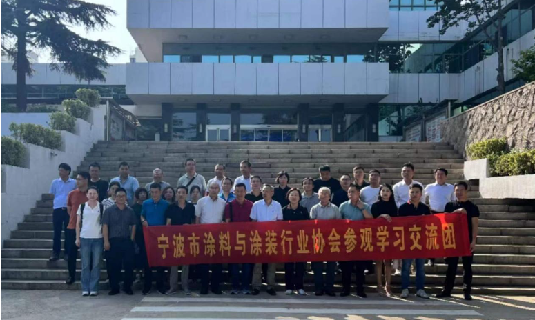最后一站，寧波涂協(xié)考察團來到了海洋化工研究院，受到了院長閆永江和博士桂泰江的熱情歡迎。在座談交流中，桂泰江博士介紹了海洋化工研究院的情況，強調(diào)了其在海洋涂料研發(fā)和功能性涂料方面的專業(yè)性。