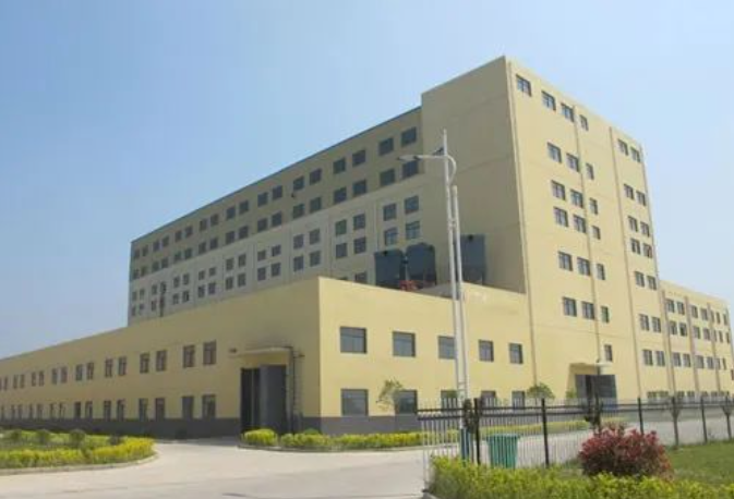 吉馳輪胎成立于2011年，總部位于中國安徽蚌埠懷遠經濟開發區，占地1000畝。公司專注于高性能半鋼子午線輪胎的研發、生產和銷售，項目總投資30億元，設計產能1200萬套。公司擁有國內外一流的研發、生產、檢測設備，所有主要設備均來自歐盟、日本等國的進口。