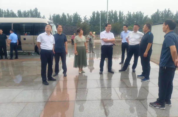 王琪華首先蒞臨諸城涌安橡膠工程輪胎建設項目，仔細聆聽了項目負責人的介紹，詳細了解了各個項目的進展情況，全面了解了項目中遇到的問題。隨后，與現場人員一起深入討論，共同探討解決項目推進中的難題。