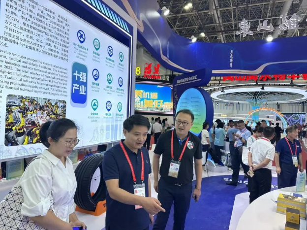 二十三屆中國國際投資貿易洽談會在福建廈門順利舉行，吸引了來自世界各地的企業參展。在這個盛大的國際活動上，山東省唯一受邀的輪胎企業，華盛橡膠，閃耀登場，向觀眾展示了其最新的創新產品。
