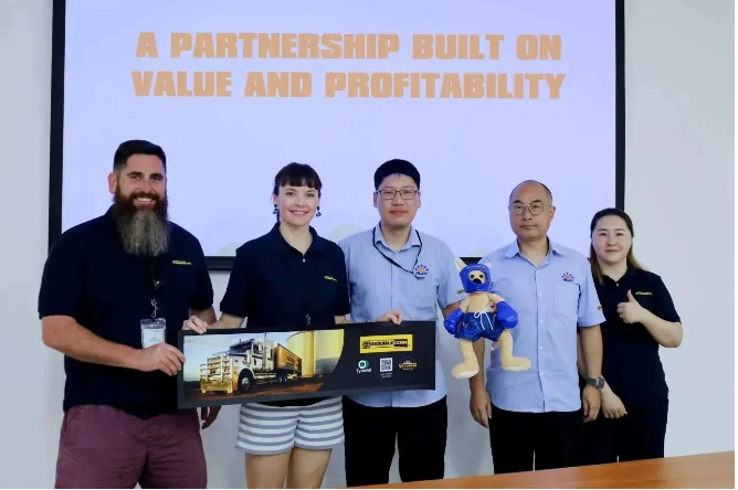 雙錢公司還表示，通過與各國客戶的密切合作，他們將更好地了解國際市場的新趨勢，持續(xù)優(yōu)化產(chǎn)品設(shè)計和制造流程，根據(jù)客戶需求改進(jìn)產(chǎn)品質(zhì)量和服務(wù)，為海外銷售打下堅實(shí)的基礎(chǔ)。這次訪問為雙錢和Tyres4U之間的合作關(guān)系注入了新的活力，也為雙錢在全球市場上的發(fā)展提供了更多機(jī)遇。