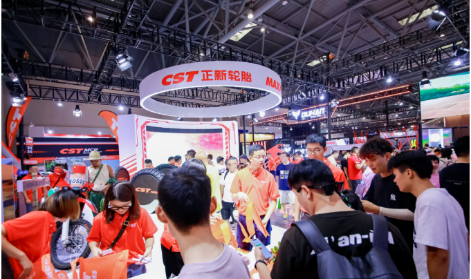 除了產(chǎn)品展示，正新輪胎還在展會(huì)現(xiàn)場(chǎng)舉辦了摩托車行業(yè)達(dá)人訪談會(huì)、互動(dòng)小游戲以及DJ電音SHOW等趣味活動(dòng)，為參展嘉賓營(yíng)造了極佳的觀展體驗(yàn)，吸引了眾多參展觀眾的駐足參與，展位氛圍十分熱烈。