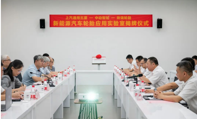 與上汽通用五菱密切合作的合作伙伴之一，玲瓏輪胎也在汽車產(chǎn)業(yè)中扮演著重要的角色。他們多年來一直致力于提高零部件的質(zhì)量，以滿足客戶對(duì)高品質(zhì)和高性能輪胎的需求。這些努力得到了全球60多家汽車廠的認(rèn)可，使其成為中國輪胎行業(yè)的佼佼者。