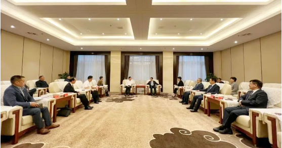 濮陽市委書記萬正峰在2023亞太涂料產(chǎn)業(yè)發(fā)展大會召開前夕會見了涂料行業(yè)的重要人物。與會者包括中國涂料工業(yè)協(xié)會會長劉普軍、名譽(yù)會長孫蓮英，以及來自多家涂料企業(yè)的高層代表。會議旨在加強(qiáng)合作關(guān)系，共同探討涂料產(chǎn)業(yè)的發(fā)展前景。