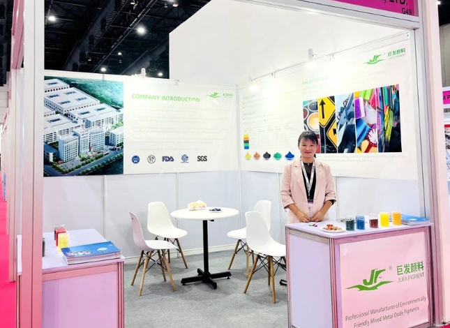 湖南巨發(fā)科技有限公司在泰國曼谷舉辦的2023亞太涂料展覽會(ASIA PACIFIC COATINGS SHOW)上亮相，展現(xiàn)了其領(lǐng)先的高性能環(huán)保混相顏料。這一盛會吸引了來自東南亞及周邊地區(qū)的專業(yè)觀眾，湖南巨發(fā)作為中國環(huán)保無機顏料行業(yè)的代表企業(yè)，吸引了眾多外國客戶的關(guān)注和咨詢，為未來深度合作奠定了堅實基礎(chǔ)。