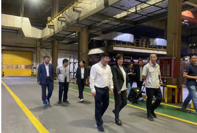 之后，徐文英一行到延長橡膠公司、高壓膠管分公司、膠布制品分公司、橡膠制品分公司、橡膠新材料分公司等生產(chǎn)車間進(jìn)行了現(xiàn)場(chǎng)調(diào)研，張航偉總經(jīng)理詳細(xì)介紹了各個(gè)公司的生產(chǎn)經(jīng)營狀況、產(chǎn)品發(fā)展現(xiàn)狀以及未來的規(guī)劃設(shè)想。同時(shí)，他們就產(chǎn)業(yè)轉(zhuǎn)型升級(jí)進(jìn)行了深入交流。