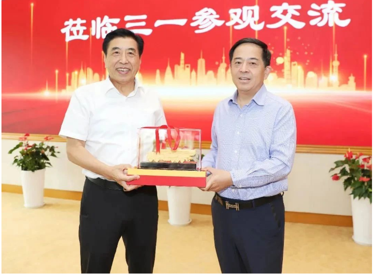 向文波對袁仲雪一行的到訪表示熱烈歡迎，并向他們介紹了三一集團(tuán)的整體情況以及雙方合作的歷史和成果。他表示，作為各自領(lǐng)域的領(lǐng)軍企業(yè)，三一集團(tuán)愿意與賽輪集團(tuán)在輪胎、橡膠零部件等領(lǐng)域進(jìn)一步加強(qiáng)合作，共同致力于提升產(chǎn)業(yè)競爭力，實(shí)現(xiàn)做強(qiáng)做優(yōu)做大的目標(biāo)。
