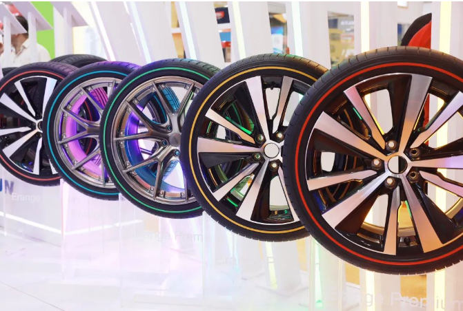 其中，在乘用車輪胎方面，SAILUN Erange Premium私人定制彩邊胎、SAILUN PD11漂移比賽用胎、ROADX品牌 RXQUEST AT21全地形越野輪胎、ROADX品牌RXMOTION U11新升級缺氣保用輪胎、BLACKHAWK HV81靜音棉輪胎、BLACKHAWK品牌HISCEND-H HV61城市越野輪胎、DYNAMO品牌STREET-H MU71超高性能轎車輪胎、ROVELO品牌Mo<i></i>ntare HT RV08 城市公路越野輪胎等紛紛亮相。特別是彩邊胎，采用了EcoPoint3技術，被業內譽為突破性的技術創新，不僅縮短了剎車距離和降低輪胎噪音，還提高了車輛續航里程，為現場觀眾帶來了一場技術盛宴。
