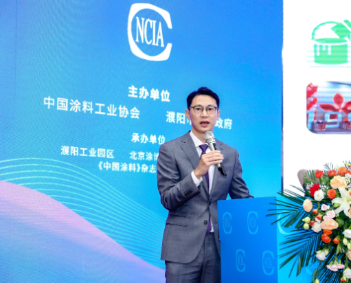 大會上，葉氏化工集團的行政總裁葉鈞先生發表了題為“傳統產業的新機遇”的精彩演講。他首先回顧了葉氏化工集團過去50年的發展歷程，該集團專注于化工行業，如今已成為全球最大的醋酸酯類溶劑廠商、中國排名第一的油墨生產商、中國領先的涂料制造商和汽車潤滑油品牌之一。然而，葉氏化工集團也積極應對中國經濟新階段的挑戰，采取了一系列措施，以謀求更大的發展突破。
