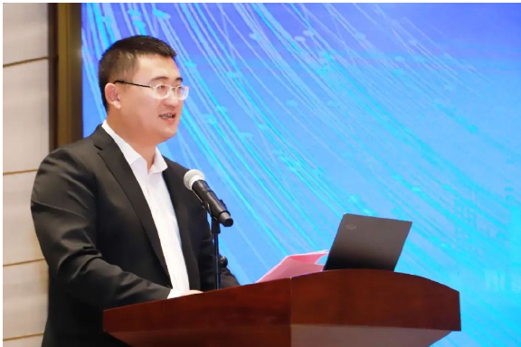 除了專題演講，會(huì)議還設(shè)有新產(chǎn)品推介環(huán)節(jié)，由青島漢纜股份有限公司技術(shù)中心工作人員向與會(huì)人員介紹了最新產(chǎn)品。與此同時(shí)，第三屆國家高壓超高壓電纜工程技術(shù)研究中心專家委員會(huì)也同步舉行。