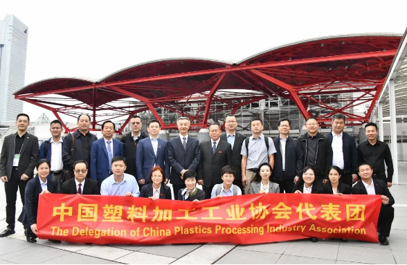 為促進(jìn)中日兩國塑料行業(yè)之間的交流與合作，深化對日本塑料行業(yè)的技術(shù)進(jìn)步與發(fā)展方向的了解，以及學(xué)習(xí)創(chuàng)新經(jīng)驗(yàn)，中國塑料加工工業(yè)協(xié)會榮譽(yù)理事長朱文瑋和理事長王占杰率領(lǐng)代表團(tuán)一行20人于2023年10月3日啟程，赴日本進(jìn)行為期三天的調(diào)研和訪問交流。